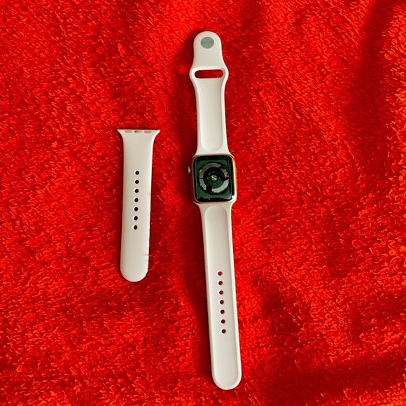 🔥🔥Apple iWatch Series 5 GPS 40mm gold case 🔥🔥 - Picture 4 of 6